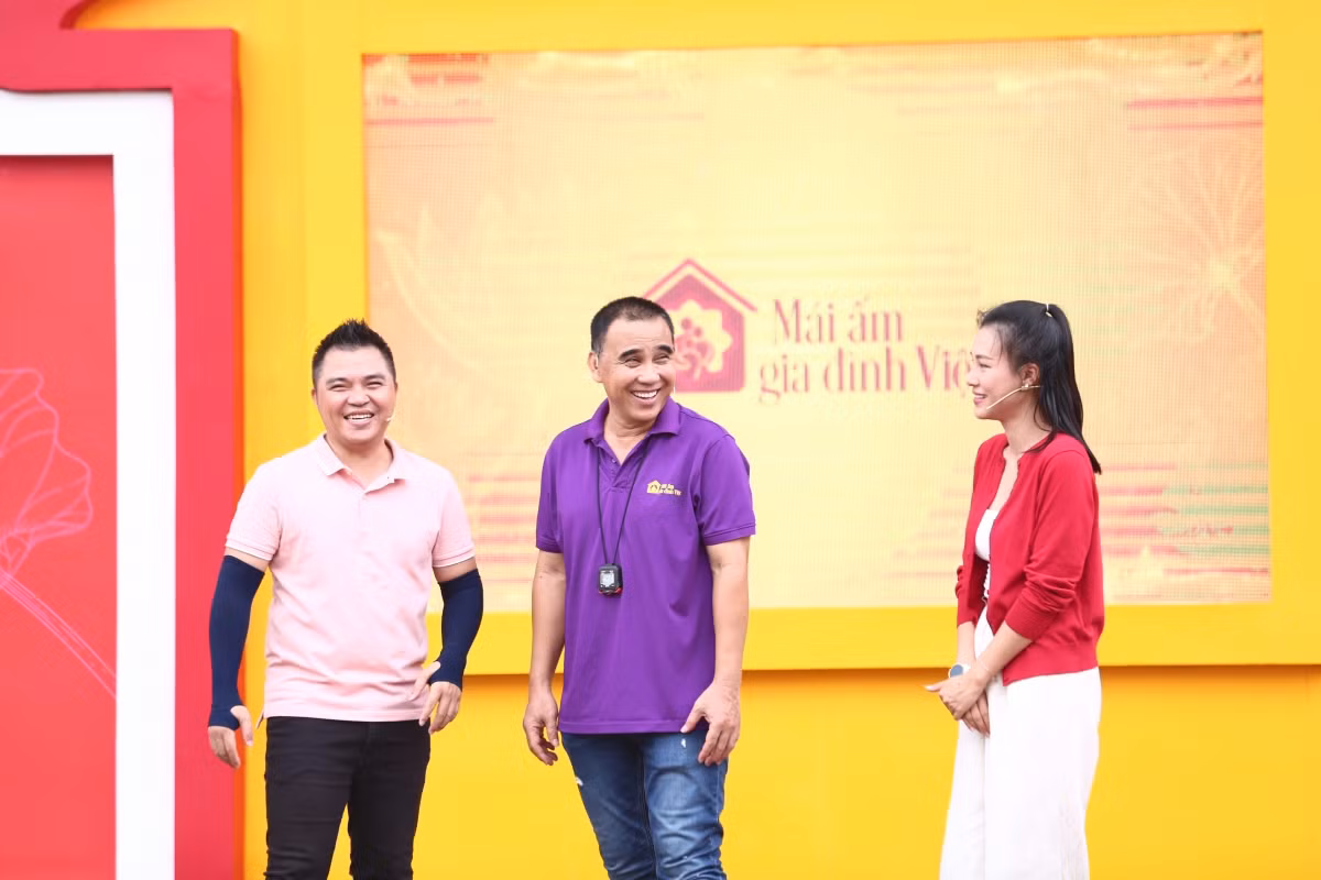 Bộ đôi khách mời là ca sĩ Lê Minh (áo hồng) và Á hậu Hoàng Oanh. Bộ đôi khách mời là ca sĩ Lê Minh (áo hồng) và Á hậu Hoàng Oanh.