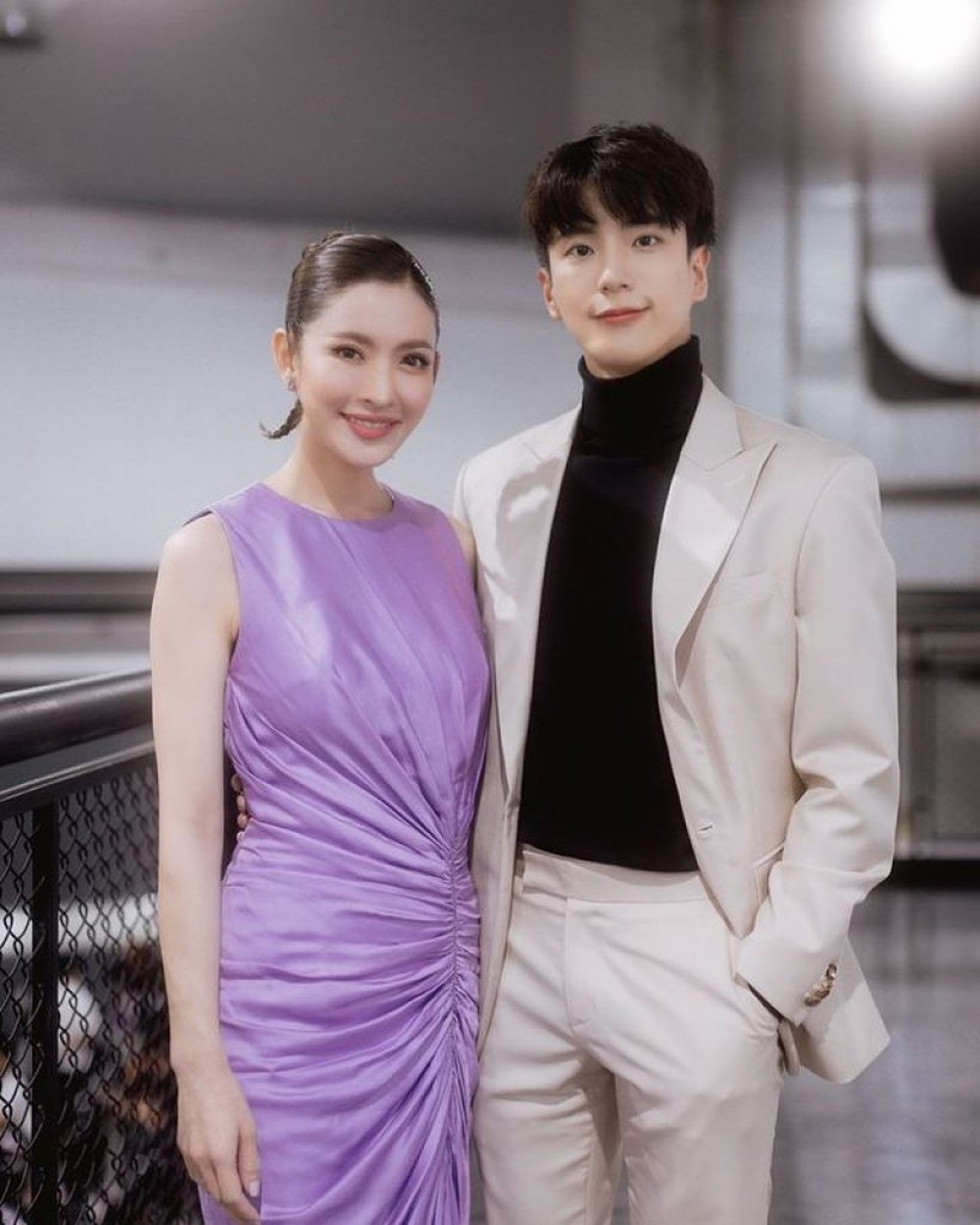 Cặp đôi xác nhận hẹn hò sau khi đóng phim chung. Cặp đôi xác nhận hẹn hò sau khi đóng phim chung.