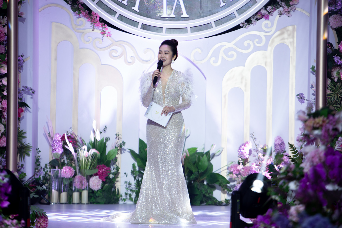 MC Thùy Linh là người kết nối chương trình.