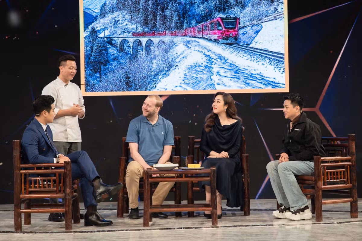 Cả hai có những màn tương tác cực thú vị với "đội bóng xoáy" của chương trình tung ra.