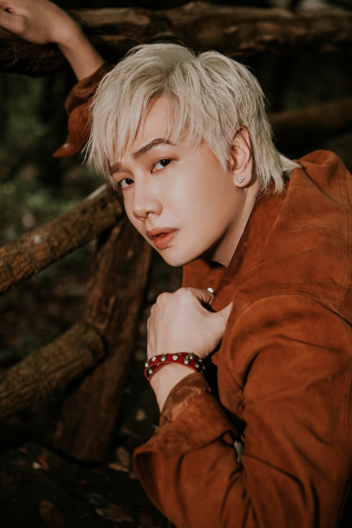 Lou Hoàng chia sẻ, sức khỏe của anh đã ổn định và chính thức tái xuất với âm nhạc. Lou Hoàng chia sẻ, sức khỏe của anh đã ổn định và chính thức tái xuất với âm nhạc.