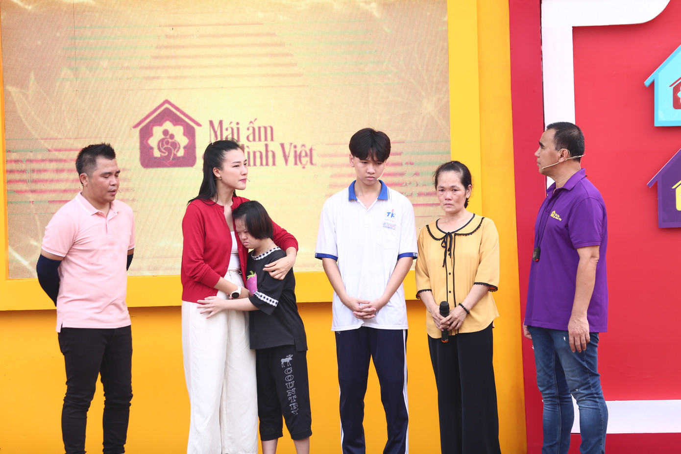 Hoàng Oanh chia sẻ những khó khăn cùng với gia đình của các em học sinh tại Cai Lậy.