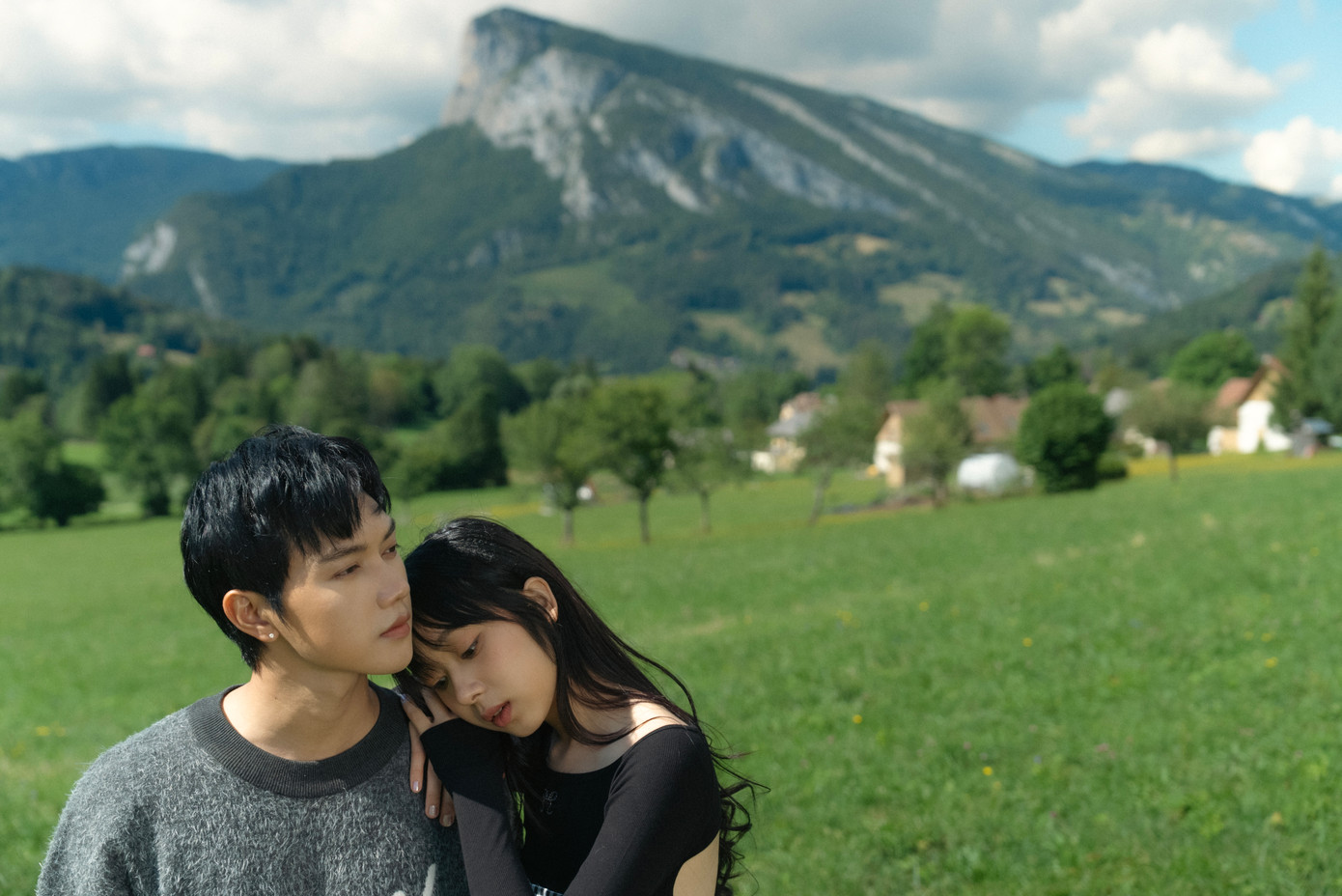 JSOL được mệnh danh là ca sĩ chịu chơi nhất của Vpop. JSOL được mệnh danh là ca sĩ chịu chơi nhất của Vpop.