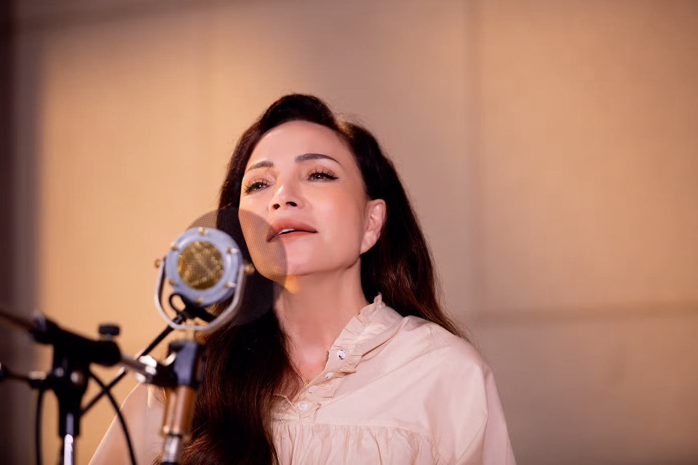 Thanh Hà chính thức quay lại đường đua âm nhạc với ca khúc mới.