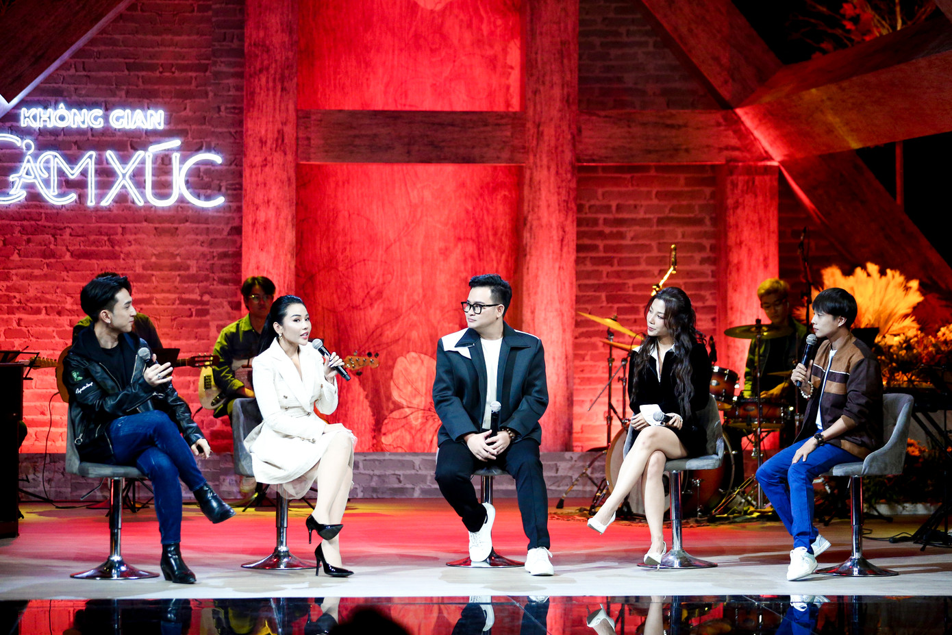 Dàn khách mời tham gia chương trình.