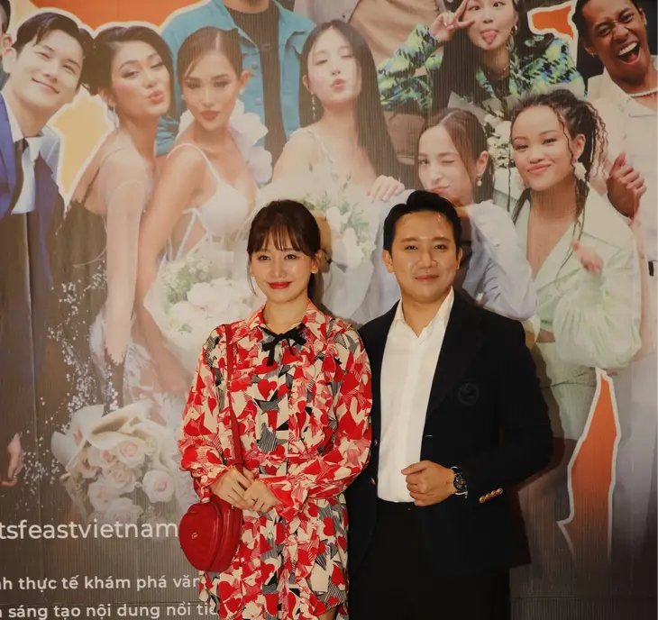 Trấn Thành tình tứ cùng Hari Won trong sự kiện ra mắt chương trình. Trấn Thành tình tứ cùng Hari Won trong sự kiện ra mắt chương trình.