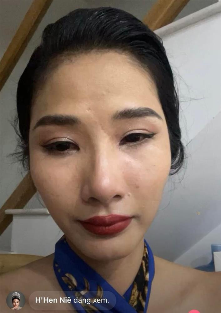 Động thái duy nhất mà Hoàng Thùy làm vào thời điểm đó là... khóc.