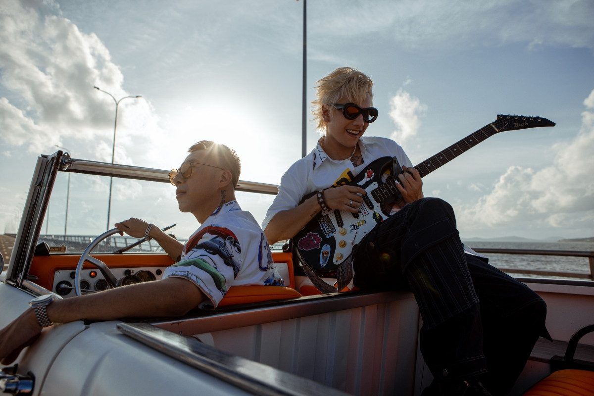 Lou Hoàng tiếp tục bắt tay cùng 'sư phụ' OnlyC trong sản phẩm mới. Lou Hoàng tiếp tục bắt tay cùng 'sư phụ' OnlyC trong sản phẩm mới.