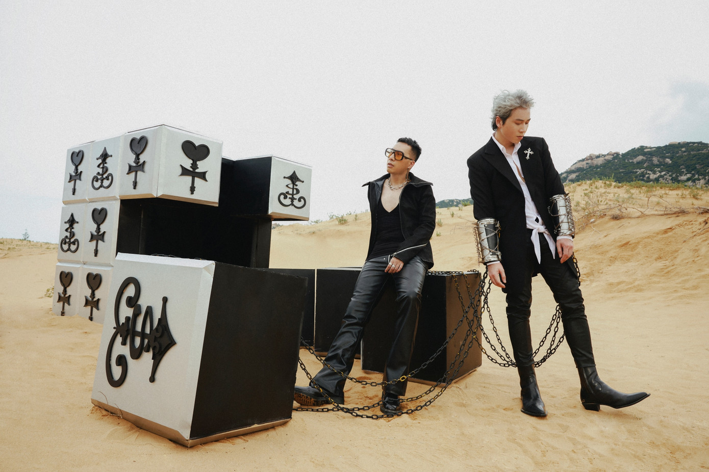 Only C tiếp tục kết hợp với Karik trong MV đặc biệt này. Only C tiếp tục kết hợp với Karik trong MV đặc biệt này.