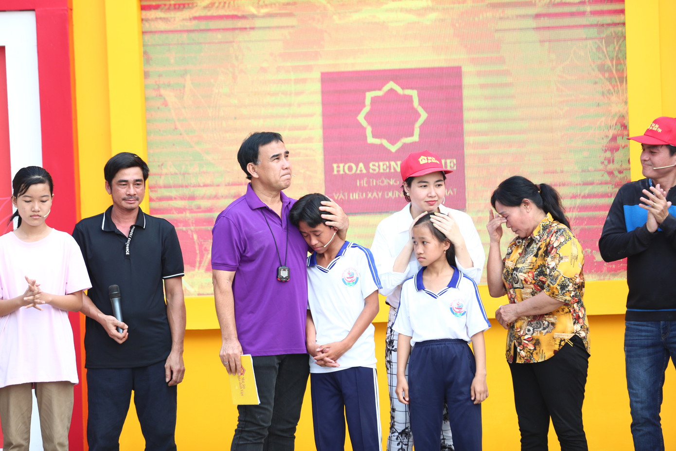 MC Quyền Linh xúc động nhớ về tuổi thơ khốn khó của mình.