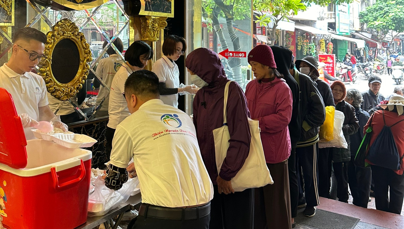 Những phần cơm đầy đủ chất dinh dưỡng, nóng sốt với giá chỉ 1.000 đồng làm ấm lòng nhiều người nghèo, người có hoàn cảnh khó khăn.