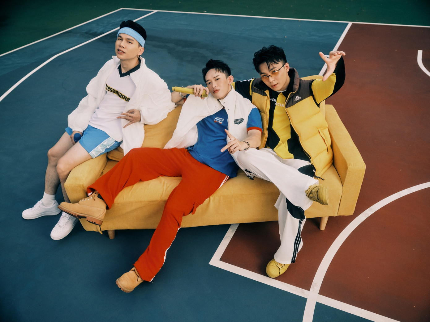 Tạo hình năng động của bộ ba Hoàng Tôn, Kay Trần và WOKEUP trong sản phẩm mới. Tạo hình năng động của bộ ba Hoàng Tôn, Kay Trần và WOKEUP trong sản phẩm mới.