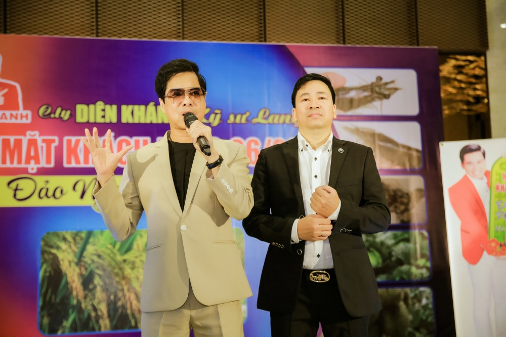 Michael Lang là học trò được Ngọc Sơn vô cùng yêu quý. Michael Lang là học trò được Ngọc Sơn vô cùng yêu quý.