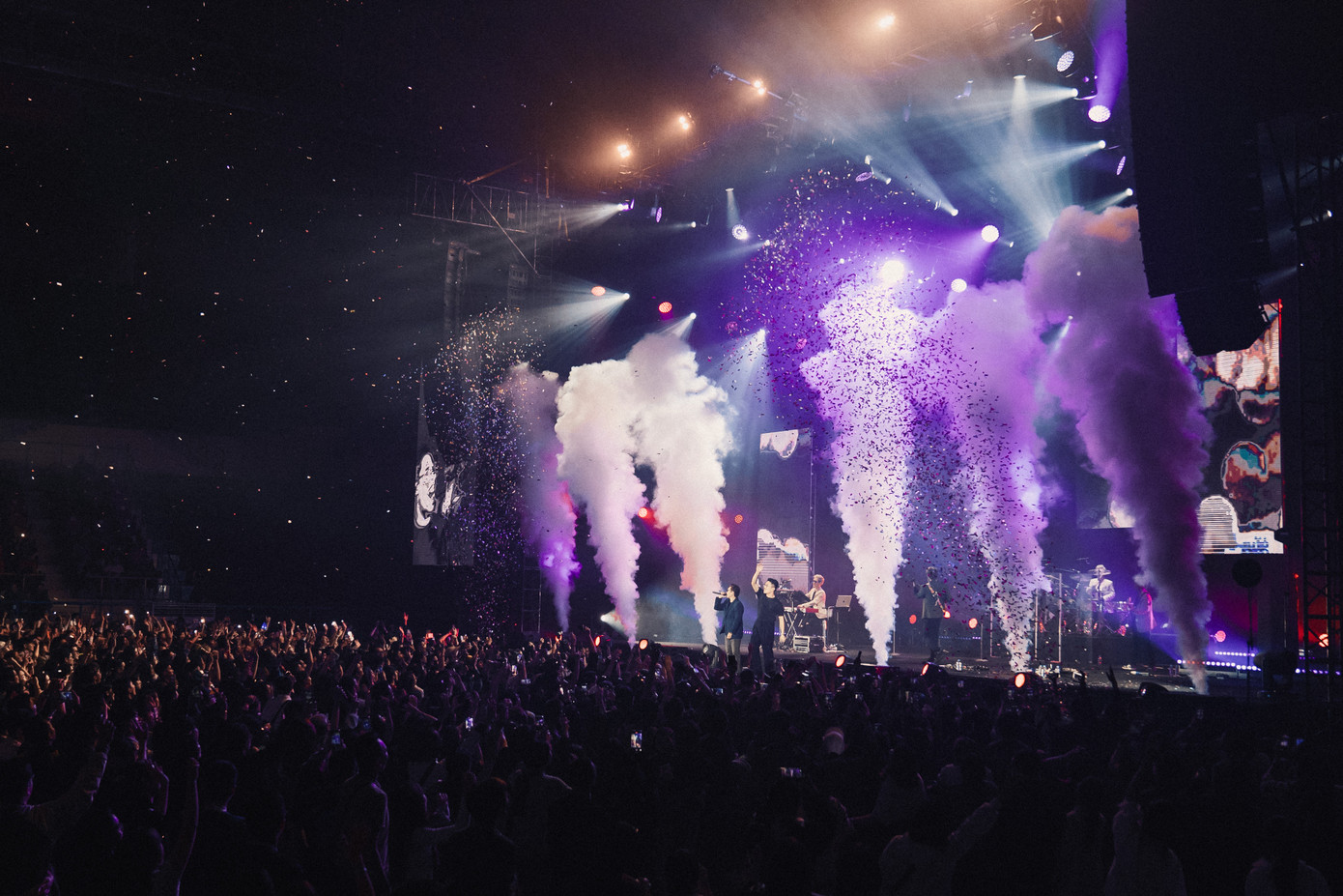 Chillies thăng hoa cùng 6.000 khán giả Hà Nội trong đêm diễn.