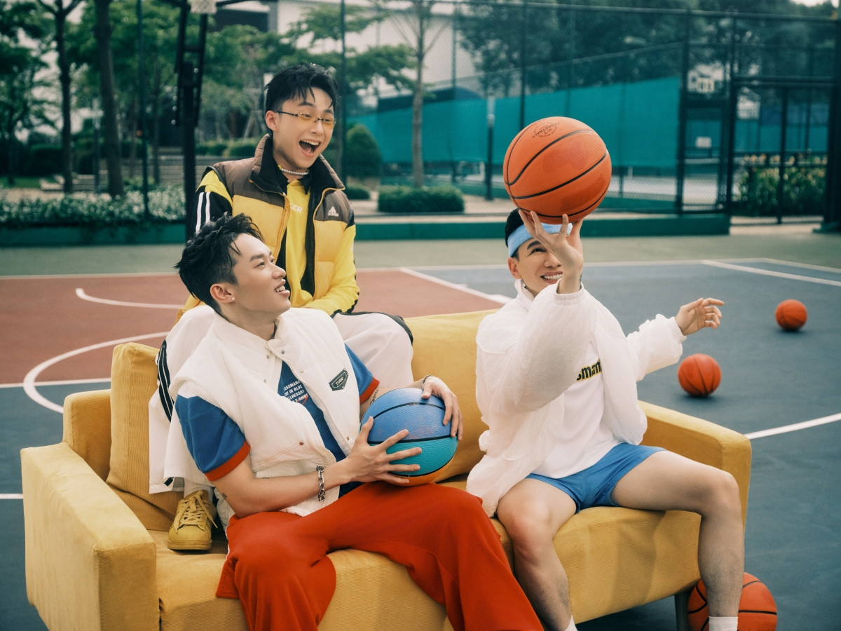 Nụ cười toả nắng và sự hoà hợp của ba chàng trai tạo mang đến cảm giác vui tươi, tích cực cho người xem. Nụ cười toả nắng và sự hoà hợp của ba chàng trai tạo mang đến cảm giác vui tươi, tích cực cho người xem.