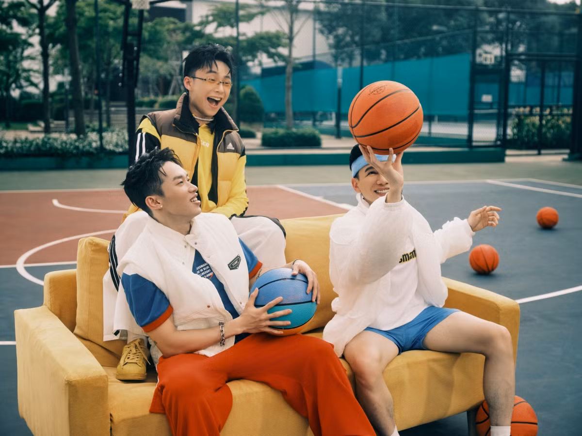 Nụ cười toả nắng và sự hoà hợp của ba chàng trai tạo mang đến cảm giác vui tươi, tích cực cho người xem.