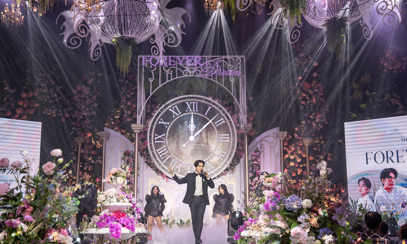 Đan Trường đánh dấu sự trở lại của mình bằng đêm nhạc rực rỡ với 10.000 bông hoa tươi trang trí trên sân khấu.