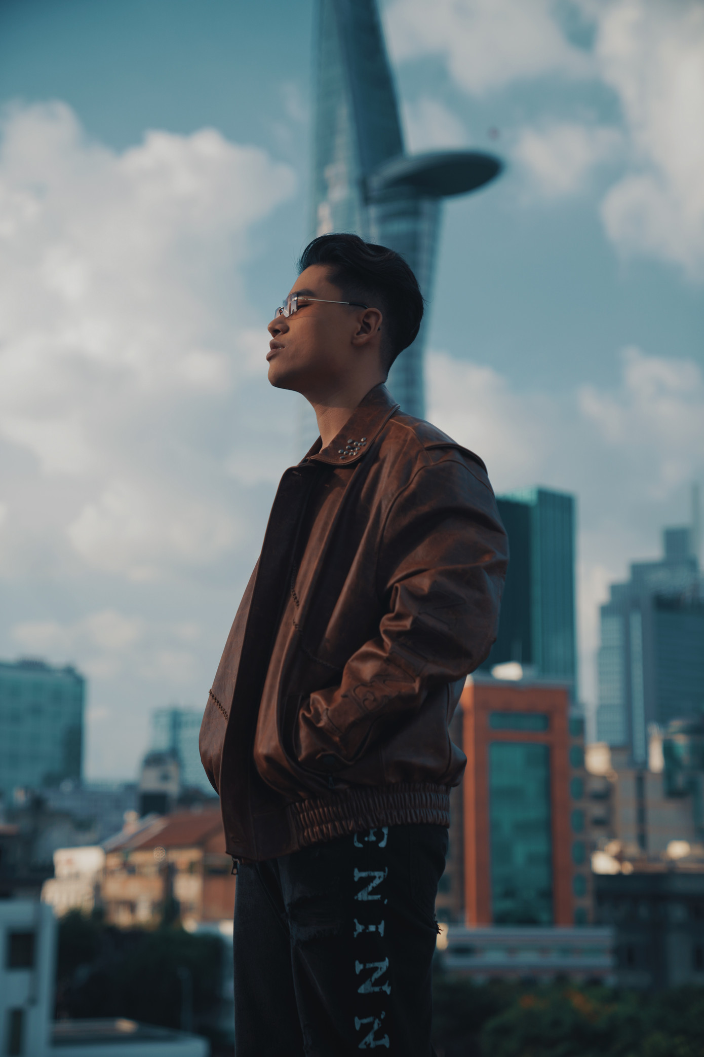 GDUCKY trong vai một rapper nổi tiếng nhưng đã đánh mất “bạn đời" của mình. GDUCKY trong vai một rapper nổi tiếng nhưng đã đánh mất “bạn đời" của mình.