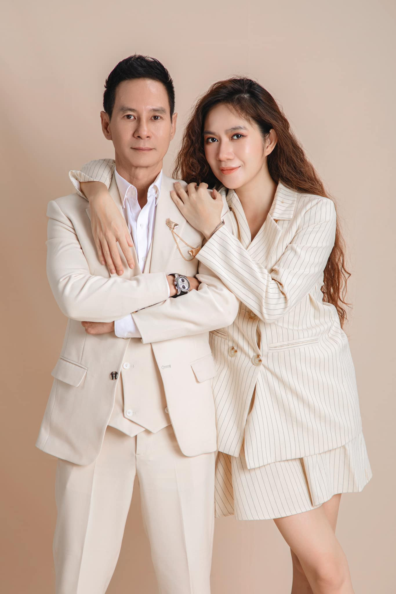 Minh Hà tiết lộ, chồng mình đến thời gian ngủ còn chẳng có nên mong mọi người đừng kéo tên anh vào những tin đồn vô căn cứ. Minh Hà tiết lộ, chồng mình đến thời gian ngủ còn chẳng có nên mong mọi người đừng kéo tên anh vào những tin đồn vô căn cứ.