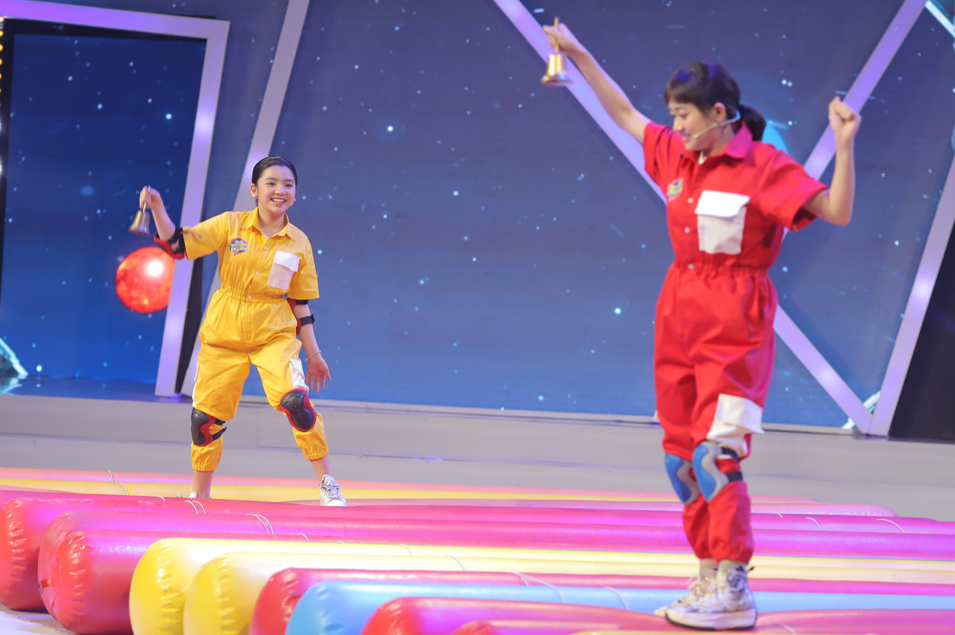 Ngọc Lan tương tác cực &quot;cháy&quot; với khách mời đội Tí Hon.