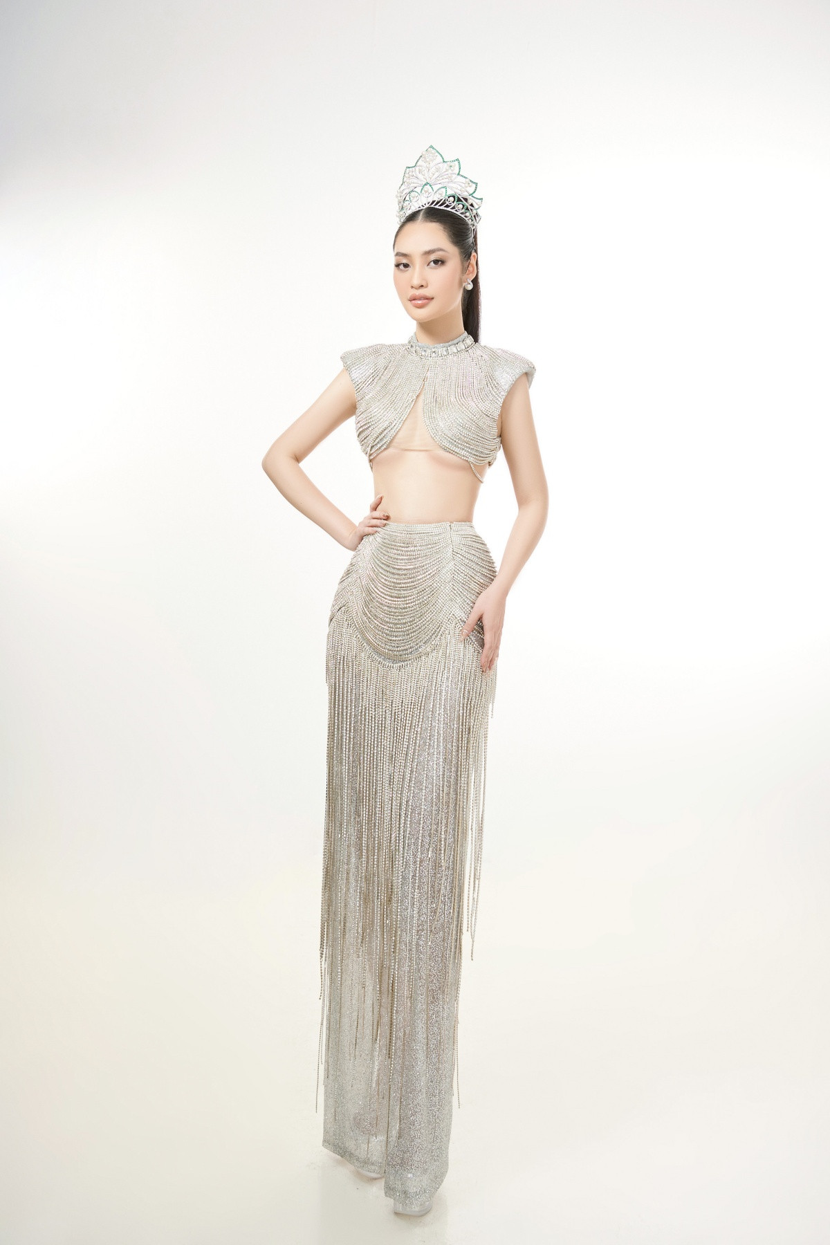 Mới đây, Hoa hậu Nông Thúy Hằng đã gửi đến người hâm mộ bộ ảnh kiêu sa cùng vương miện Hoa hậu các dân tộc Việt Nam 2022. Vương miện mang tên "Những đóa hoa nắng mai", có giá trị khoảng 3 tỷ đồng.