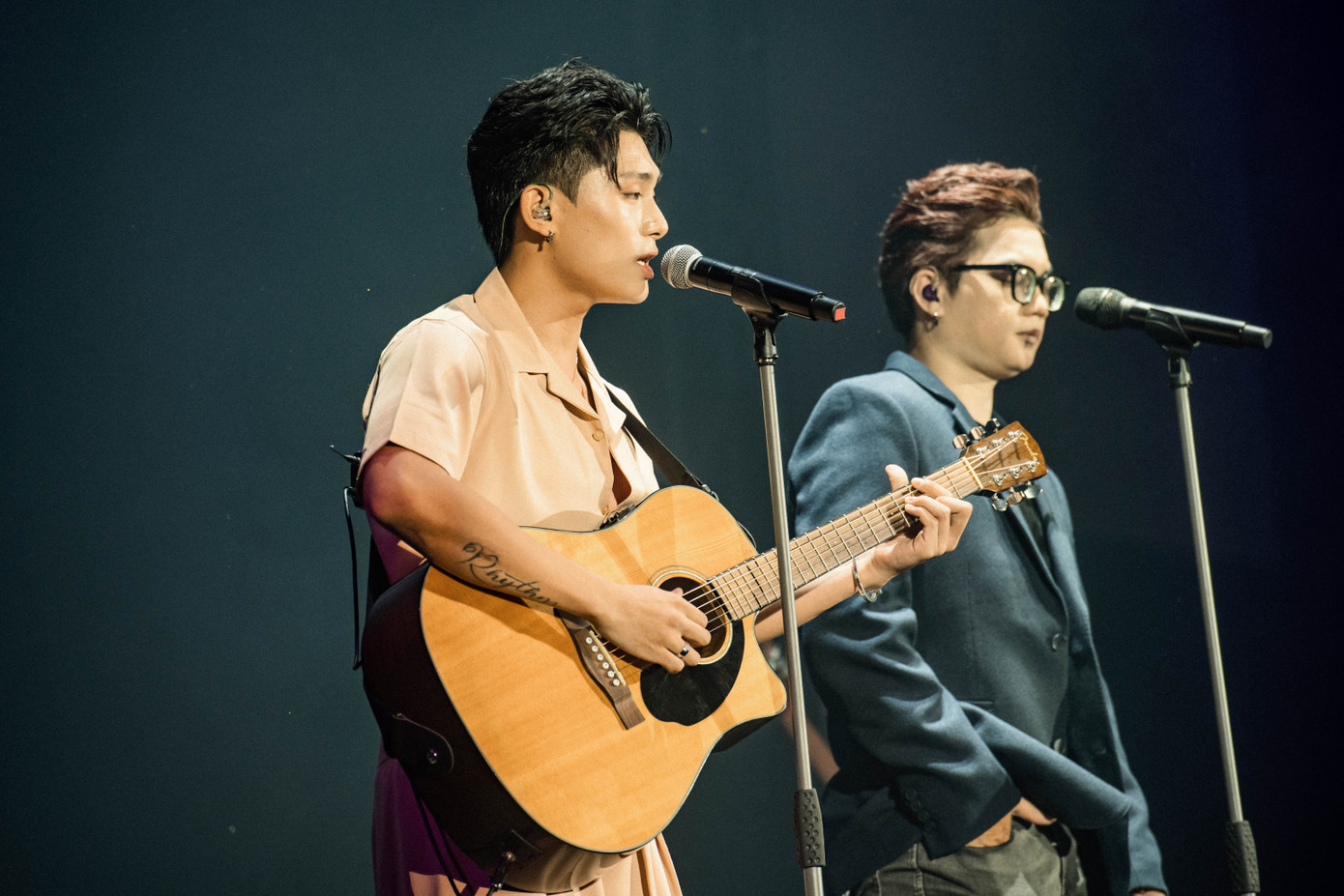 GREY D cực bảnh &quot;đốt cháy&quot; đêm diễn với 3 ca khúc mới nhất của mình.