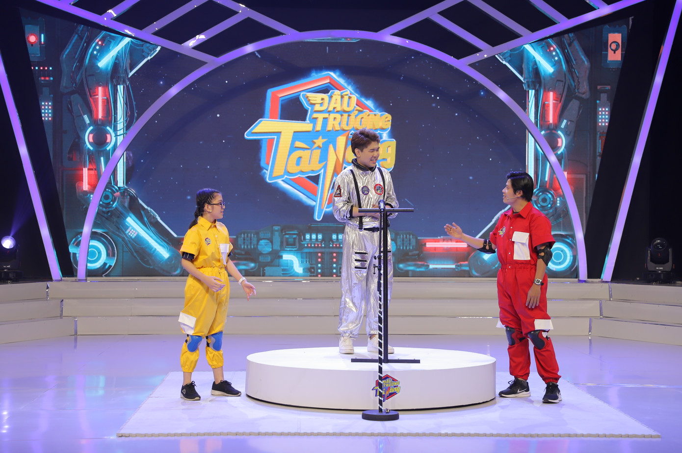 Trong khi đó, nhạc sĩ Nguyễn Văn Chung lại &quot;tiền đình&quot; khi chạm mặt con gái.