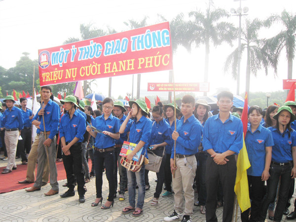 Thanh niên Hà Nam hưởng ứng tháng ATGT. Ảnh: Phương Thảo