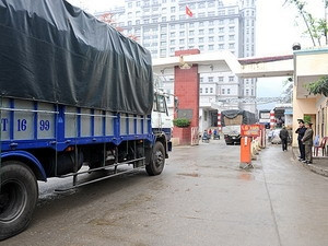 Xe chở hàng hóa sang Trung Quốc qua cửa khẩu Tân Thanh