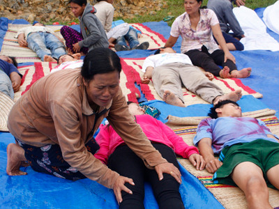 Người dân khóc than vì mất người thân