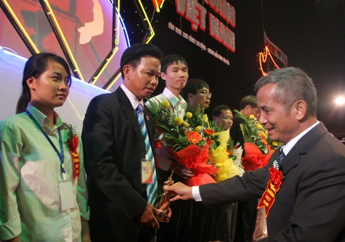 Minh Vượng chuẩn bị nhận hoa từ Chủ tịch Tổng Liên đoàn Lao động Việt Nam, ông Đặng Ngọc Tùng