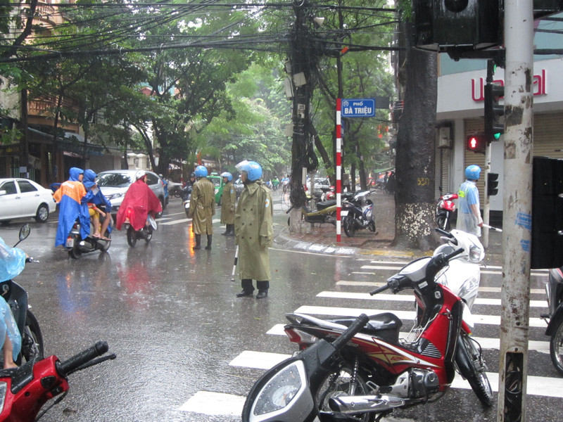Cảnh sát giao thông phân ngăn đường không cho xe lưu thông qua đoạn đường này