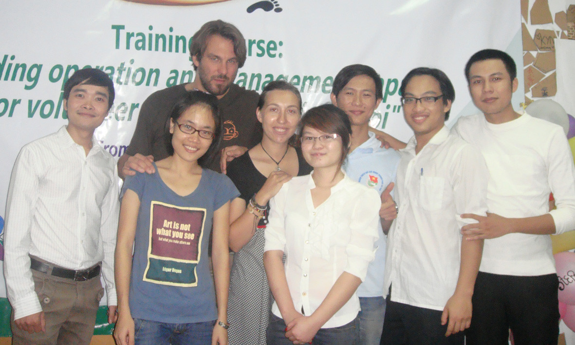 Mavcus (thứ 2 từ trái sang) và Elena (thứ 3 từ trái sang hàng sau) cùng tình nguyện viên Việt Nam. Ảnh: Hải Yến