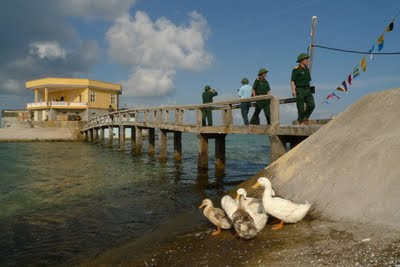 Nấp trốn các Thủ trưởng. Ngượng quá