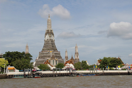 Toàn cảnh chùa Wat Arun bên bờ sông Chao Phraya, Bangkok, Thái Lan