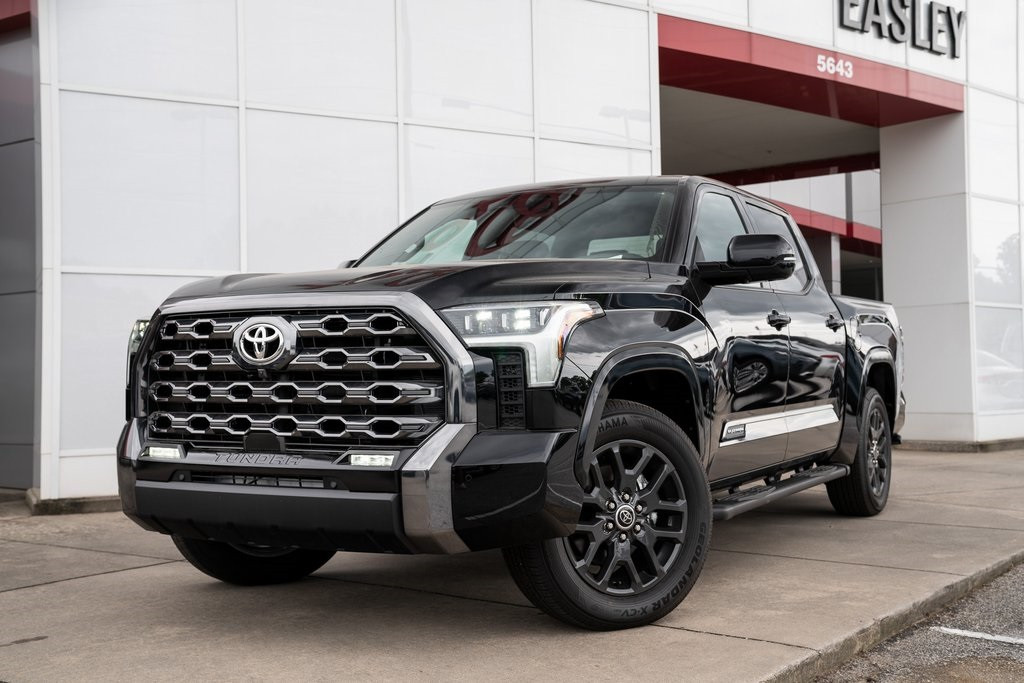 Xe bán tải cỡ lớn Toyota Tundra.