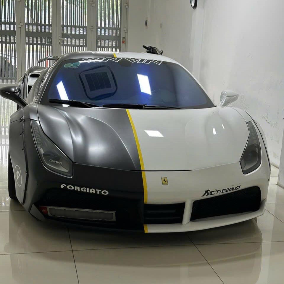 Theo tìm hiểu, chiếc 488 GTB trong bài là 1 trong 3 chiếc Ferrari độ chính hãng Liberty Walk ở Việt Nam, 2 xe còn lại đều thuộc phiên bản 458 Italia.