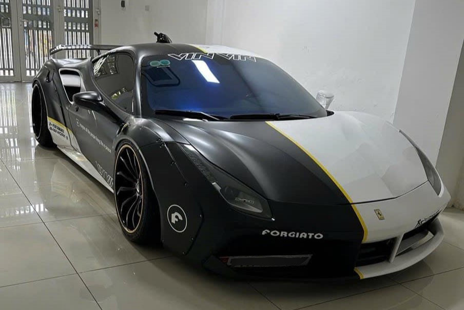 Chiếc Ferrari 488 GTB độ Liberty Walk từng qua tay nhiều đại gia chơi xe trước khi thuộc về người chủ hiện tại ở TP.HCM. Ảnh: Xuân Vinh.