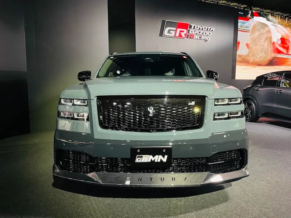 Century GRMN là phiên bản đặc biệt được sản xuất riêng cho cựu chủ tịch Toyota, Akio Toyoda. Century GRMN là phiên bản đặc biệt được sản xuất riêng cho cựu chủ tịch Toyota, Akio Toyoda.