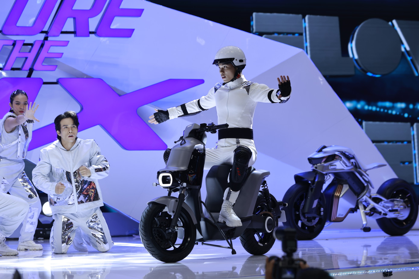 Mẫu xe ý tưởng (concept) ấn tượng nhất gọi tên cặp đôi Motoroid 2.0 và Elove của Yamaha. Tại triển lãm, hãng xe Nhật đã trình diễn khả năng tự cân bằng và tự lái của hai mẫu xe này thu hút sự chú ý của khách tham quan.