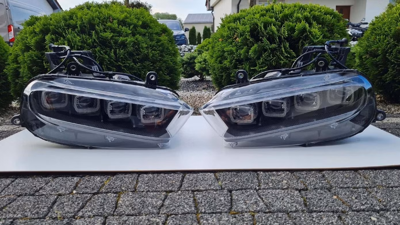 Cặp đèn pha Valeo 4 bóng của siêu xe Bugatti Chiron mang tính nhận diện cao. Ảnh: eBay. Cặp đèn pha Valeo 4 bóng của siêu xe Bugatti Chiron mang tính nhận diện cao. Ảnh: eBay.