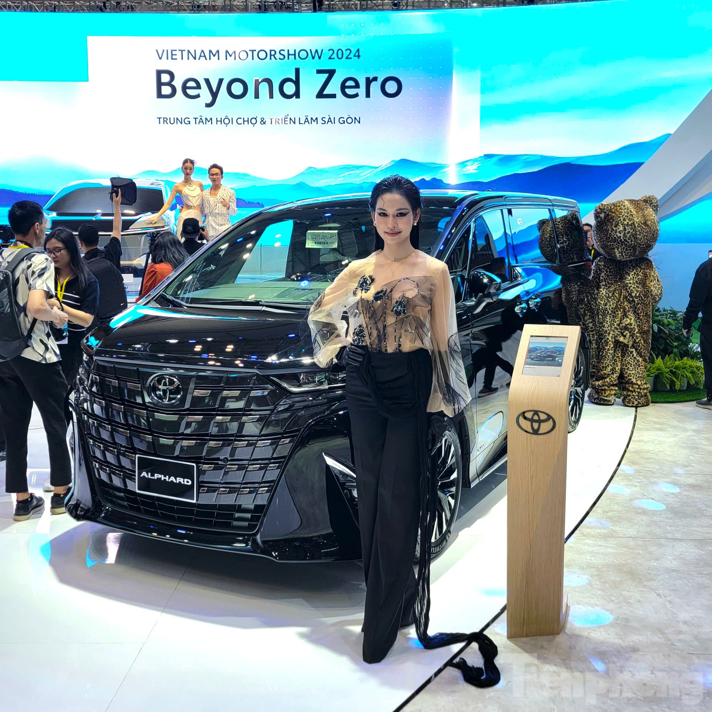 Mẫu ô tô đắt nhất tại VMS 2024 gọi tên Toyota Alphard, với giá niêm yết từ 4,37 tỷ đồng. Phiên bản trưng bày tại triển lãm sử dụng động cơ hybrid, có giá bán 4,47 tỷ đồng.
