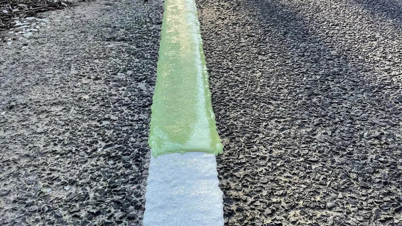 Loại sơn phát quang đắt hơn sơn vạch kẻ đường thông thường khoảng 19 lần.