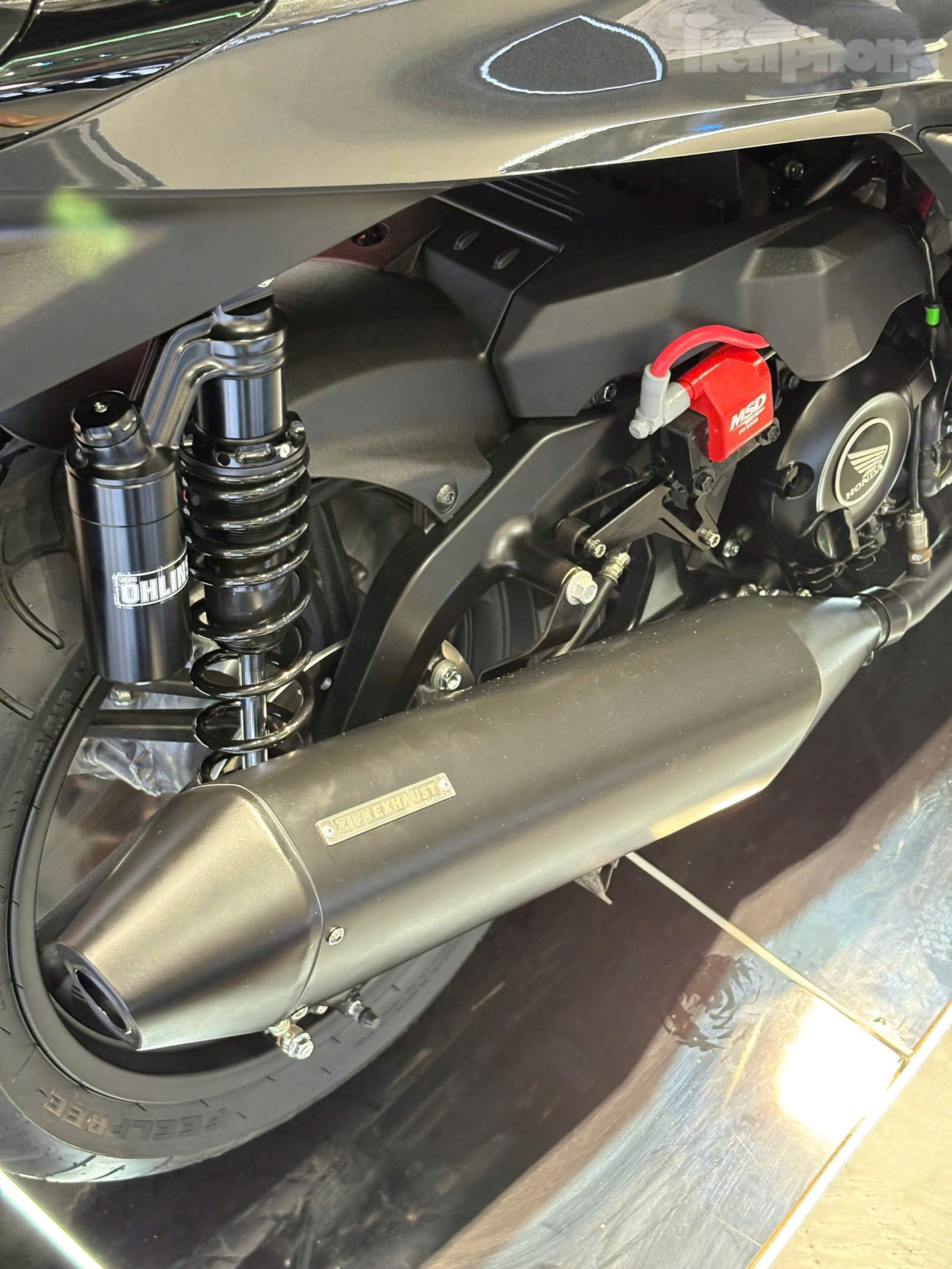 Ống xả madness chế tác thủ công bởi xưởng độ ZIFE từng được áp dụng trên các dòng xe tay ga lớn cùng nhiều mẫu xe Adventure.