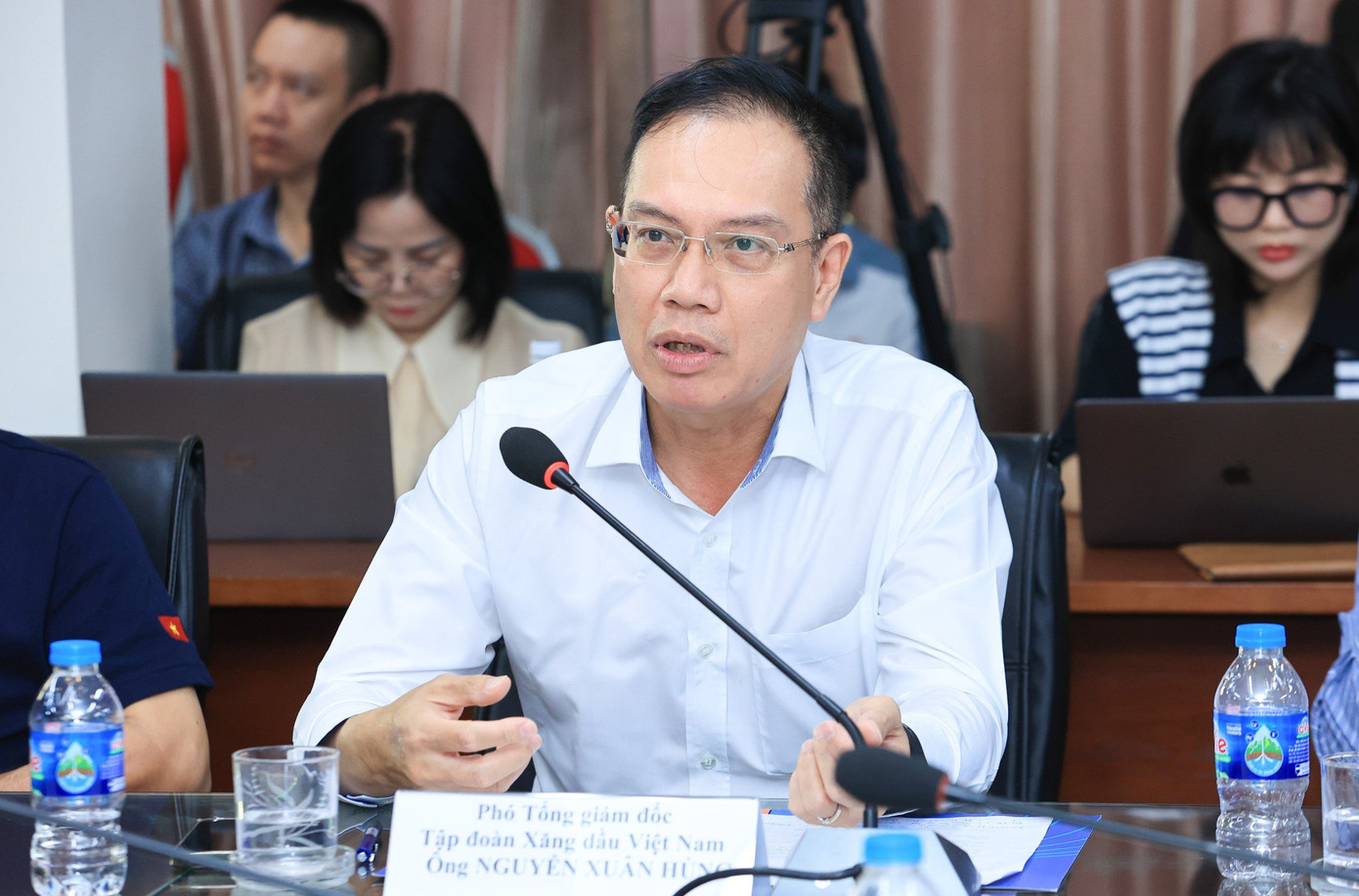 Ông Nguyễn Xuân Hùng, Phó Tổng giám đốc Petrolimex phát biểu tại tọa đàm. Ảnh: Báo Giao thông. Ông Nguyễn Xuân Hùng, Phó Tổng giám đốc Petrolimex phát biểu tại tọa đàm. Ảnh: Báo Giao thông.