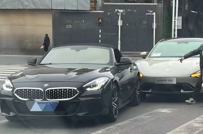 Một chiếc Xiaomi SU7 màu be khác húc vào đuôi xe BMW.