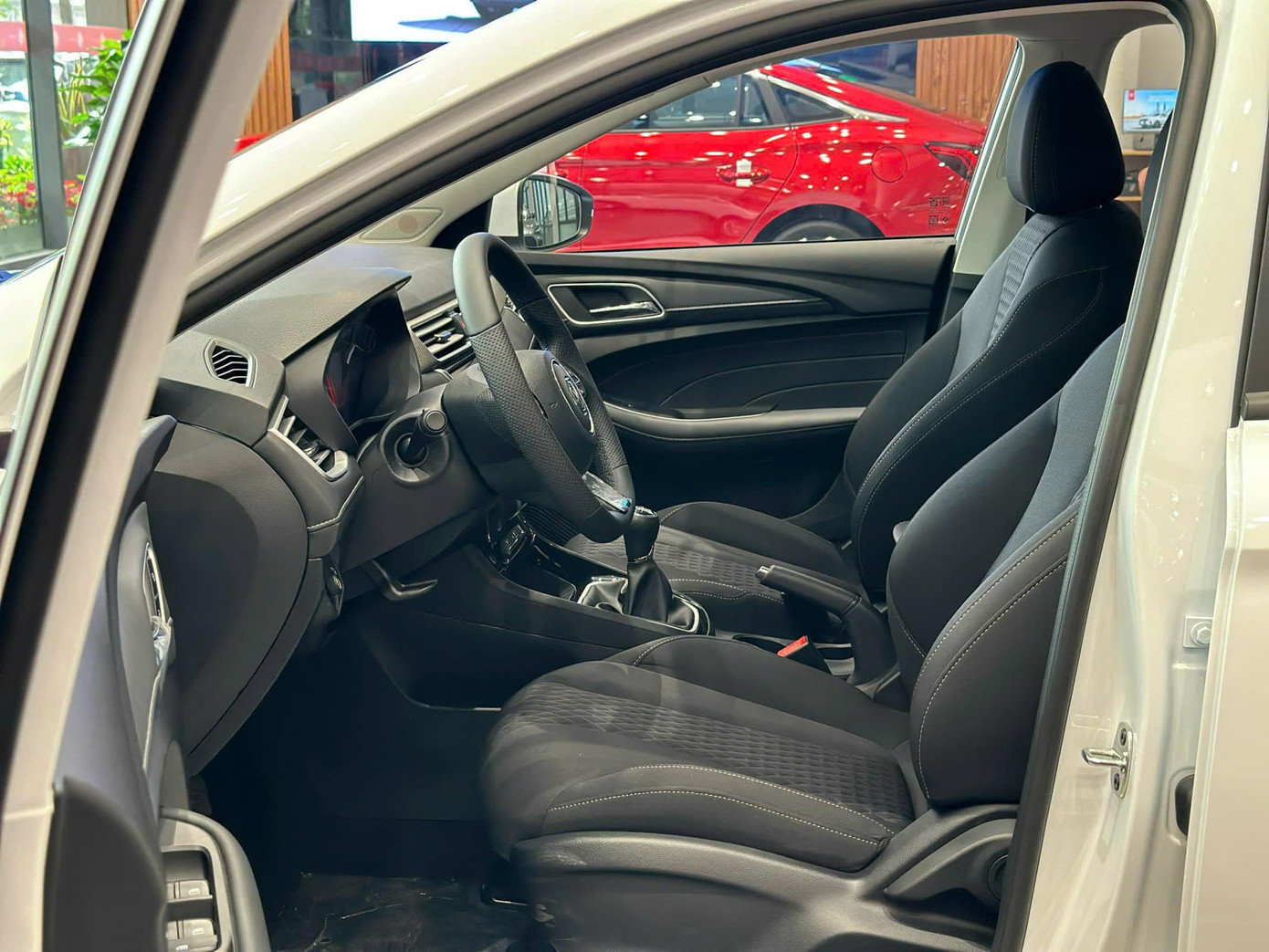 Nội thất của MG5 chỉ ở mức cơ bản nhưng không gian ngồi khá rộng rãi, phù hợp để kinh doanh dịch vụ chở khách. Nội thất của MG5 chỉ ở mức cơ bản nhưng không gian ngồi khá rộng rãi, phù hợp để kinh doanh dịch vụ chở khách.