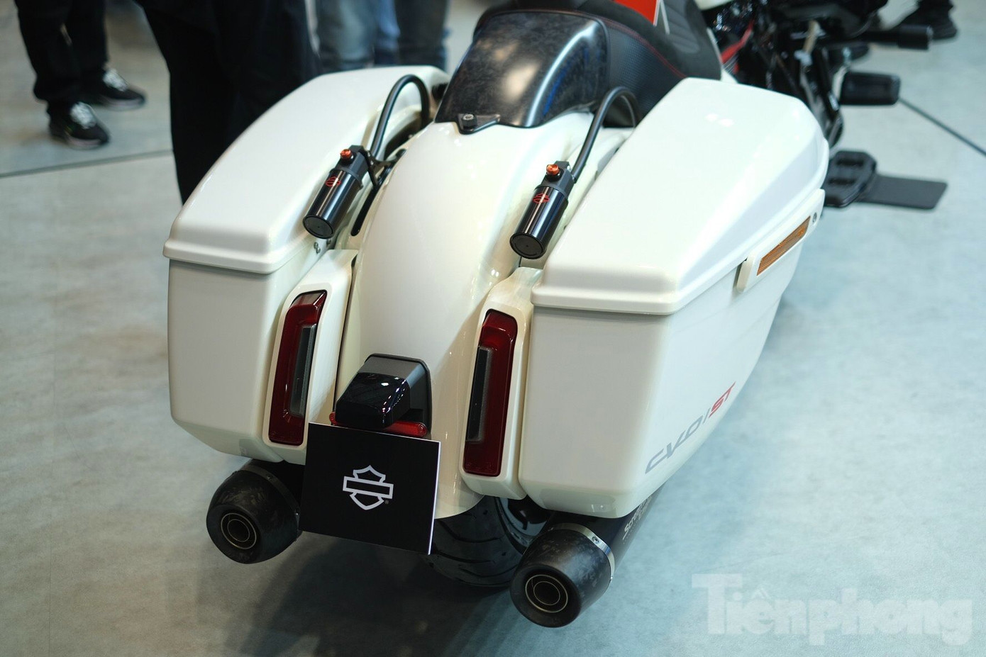 Hệ thống ống xả có vỏ bằng titan nhẹ và nắp đầu bằng sợi carbon rèn. Vật liệu composite sợi carbon rèn cũng được sử dụng cho chắn bùn trước, ốp yên và bảng điều khiển bình xăng.