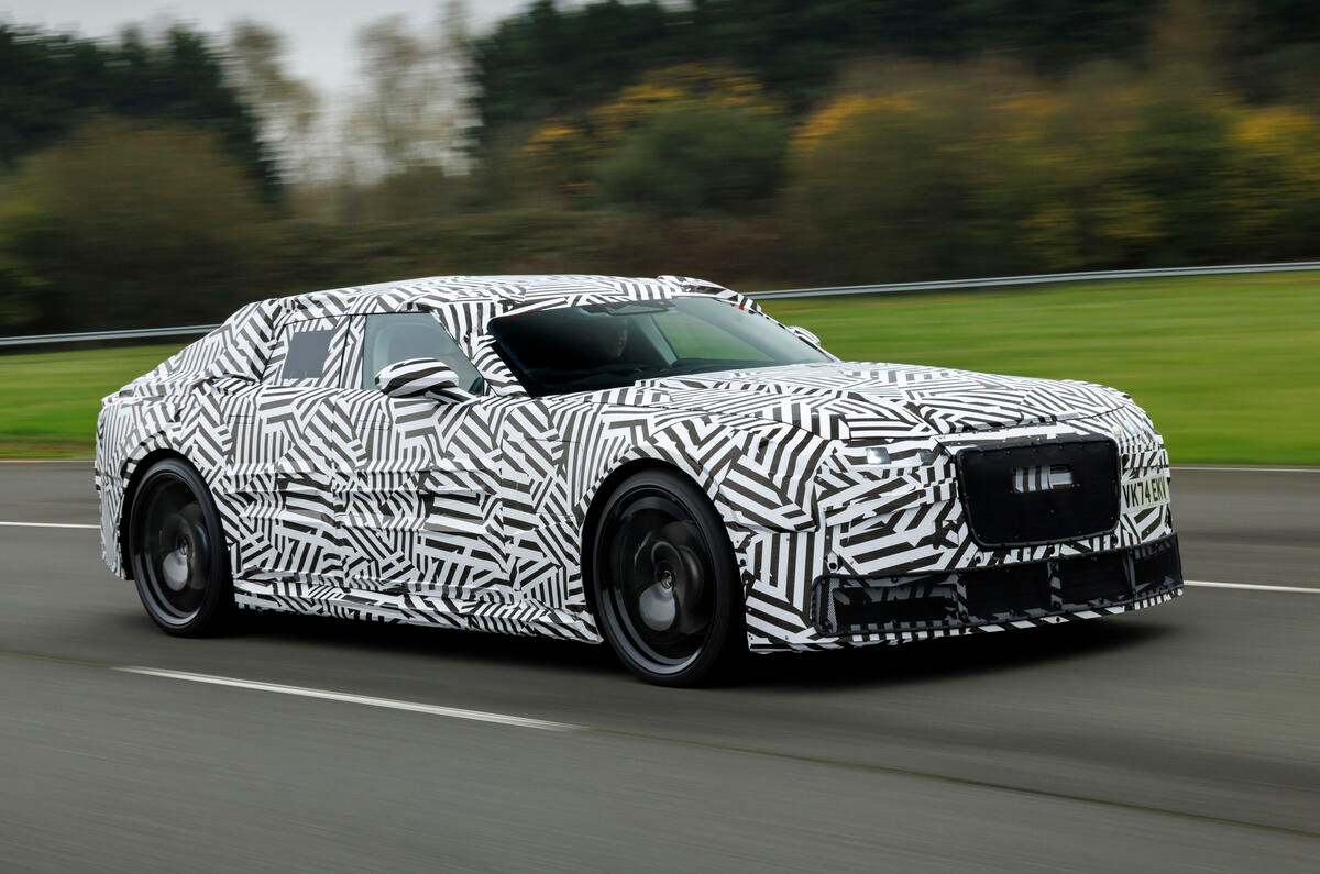 Mẫu xe điện concept được ngụy trang kín khi chạy thử nghiệm trên đường phố châu Âu.