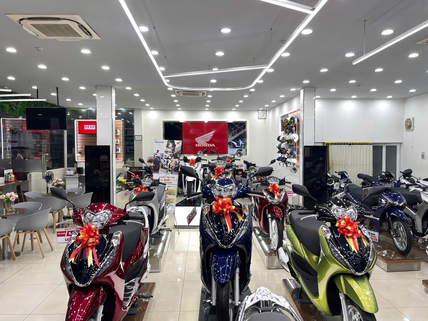 Thị trường xe máy Việt Nam ghi nhận sự phục hồi trong nửa cuối năm 2024 nhờ vào nỗ lực của các hãng với nhiều chính sách ưu đãi, đồng thời giới thiệu nhiều mẫu mã mới để kích cầu người tiêu dùng.